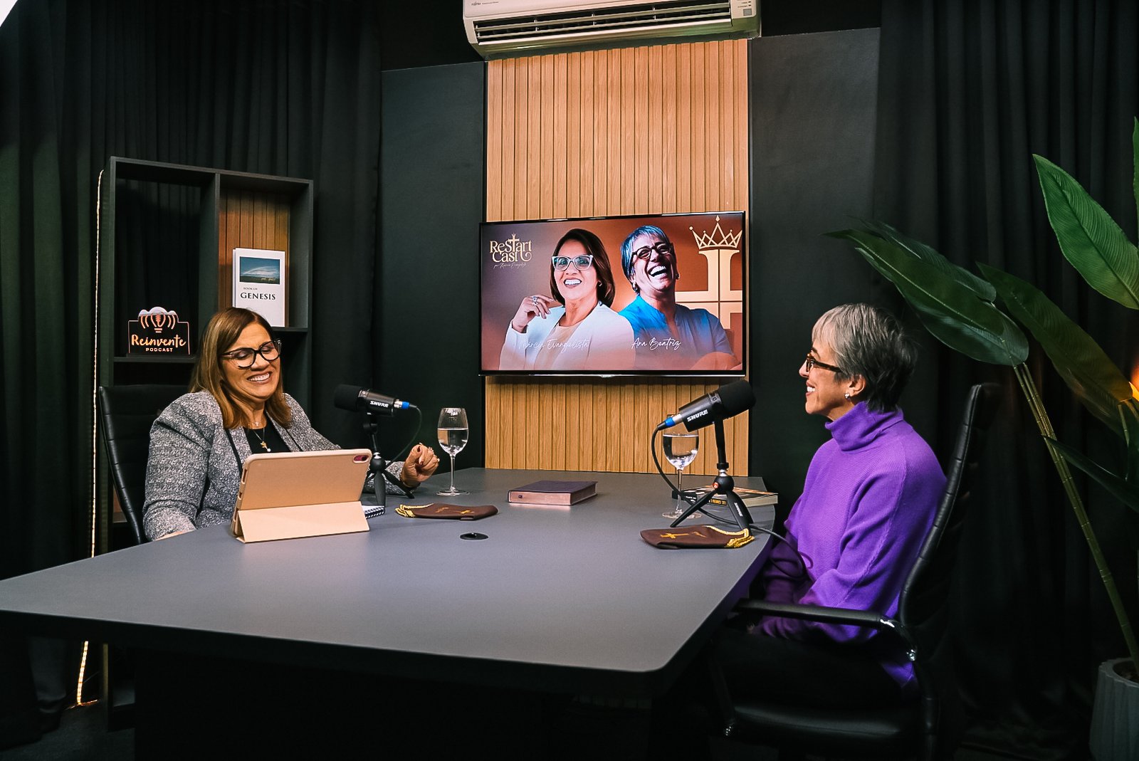 Pessoa usando o estúdio de podcast