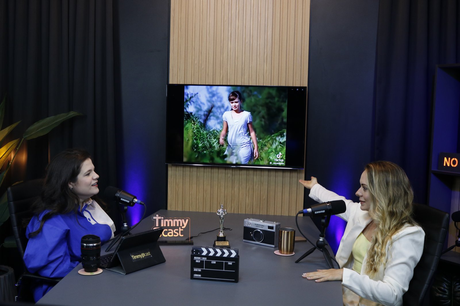 Pessoa em entrevista no estúdio